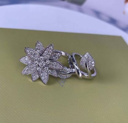 VCA Lotus Between the Finger 18K White Gold Ring met Diamanten