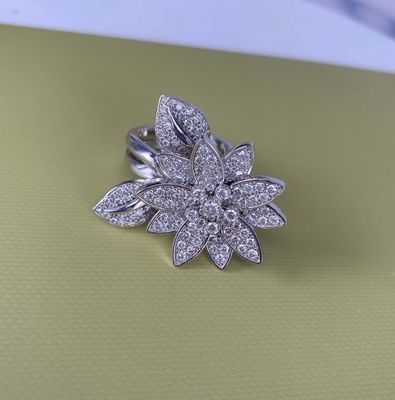 VCA Lotus Between the Finger 18K White Gold Ring met Diamanten