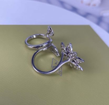 VCA Lotus Between the Finger 18K White Gold Ring met Diamanten