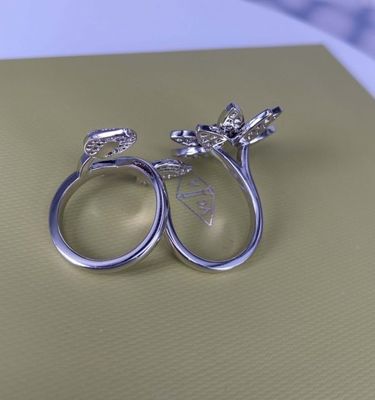VCA Lotus Between the Finger 18K White Gold Ring met Diamanten