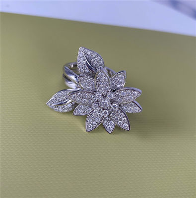 VCA Lotus Between the Finger 18K White Gold Ring met Diamanten