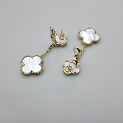 Van Cleef Arpels Magic Alhambra oorbellen, 2 motieven 18K geel goud, Perlenmoeder