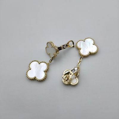 Van Cleef Arpels Magic Alhambra oorbellen, 2 motieven 18K geel goud, Perlenmoeder