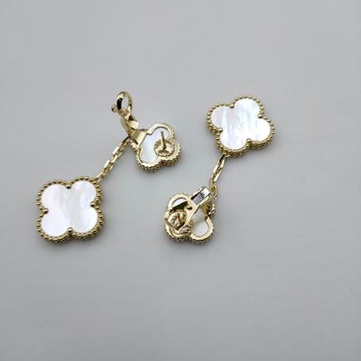 Van Cleef Arpels Magic Alhambra oorbellen, 2 motieven 18K geel goud, Perlenmoeder
